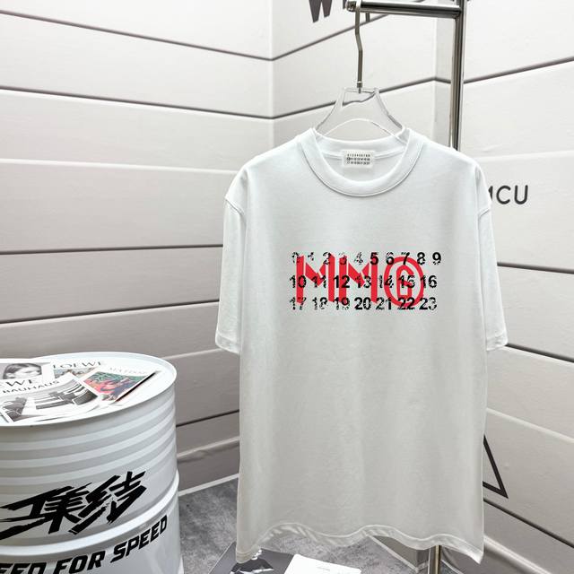 马吉拉 Mm6 2025春夏 官网走秀款 Lv大师亲手设计潮牌新品印花圆领短袖T恤 时尚又个性 超级百搭好看的一款 男女同款 人手必备 吊牌 领标 水洗麦 三标
