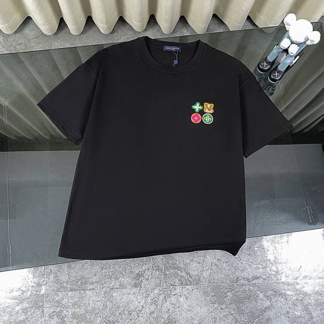 复刻版本 Louis Vuitton 路易威登Lv 2025新款多巴胺Logo刺绣款短袖圆领T恤 -面料采用320G %纯棉双纱面料 同缸定染特种加粗32支双股