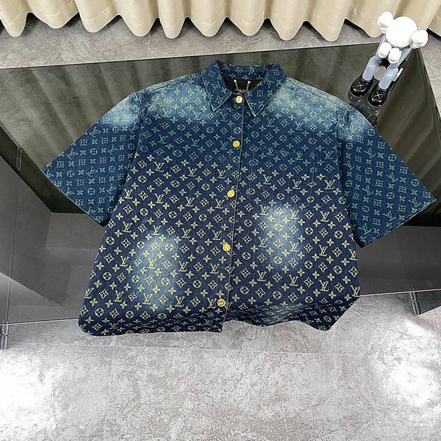 Louis Vuitton 路易威登Ss彩虹水洗牛仔短袖T恤。 官网同步新款｜小红书热门爆款 1面料采用牛仔提花梭织精纺面料，经过水洗面料柔软舒适、反复水洗不易
