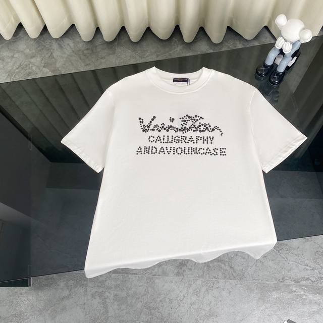 Louis Vuitton 路易威登秀场珍珠烫钻大Logo圆领短袖T恤 面料: 300重磅纯棉，随意对比 采用特定重磅32S精棉平纹针织面料，300克重；搭配3