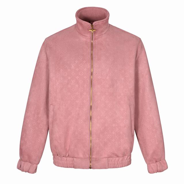独家供应 1V 25Ss绒面麂皮立领夹克 粉色 原版46,000购入开发，采用原版开模定制的皮革麂皮绒面料，这种面料触感柔软而富有弹性，既保留了皮革的坚韧耐用性