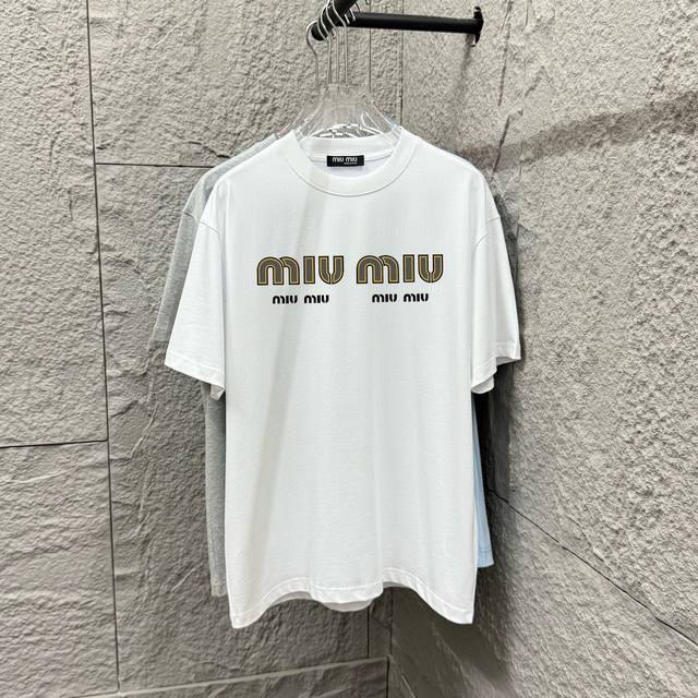 Miu Miu*2025春夏新款短袖T恤衫 胸前字母Miu印花Logo 定制双纱平纹纯棉面料 男女同款 颜色：黑色 白色 尺码： S 90-130斤 M 120