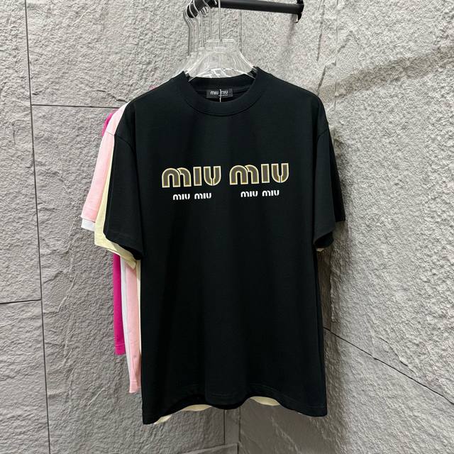 Miu Miu*2025春夏新款短袖T恤衫 胸前字母Miu印花Logo 定制双纱平纹纯棉300面料 男女同款 颜色：黑色 白色 尺码： S 90-130斤 M