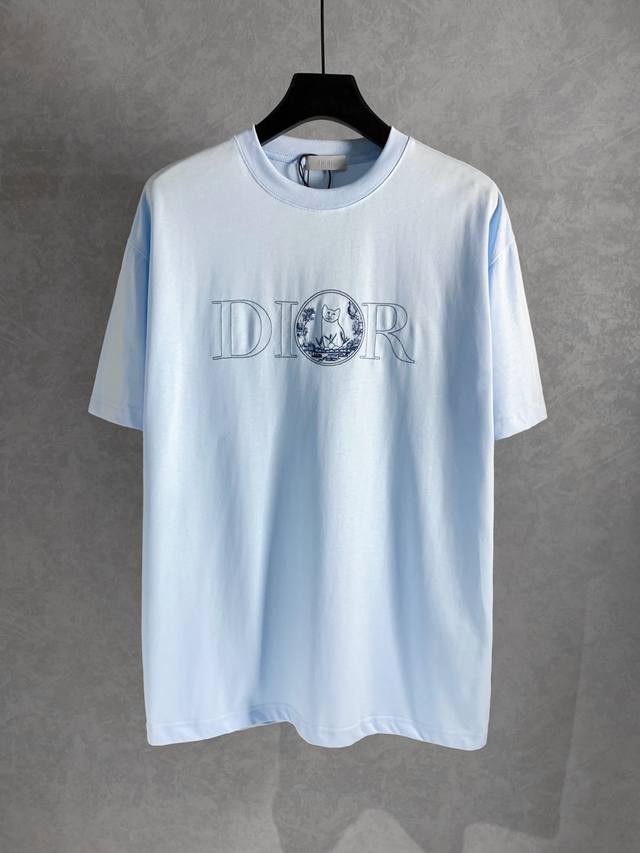 高品质 Dior 迪奥 新款系列 小蓝猫刺绣短袖T恤 ，纯棉双纱面料，采用高密度线刺绣，宽松版型、全套辅料配备 面料柔软实厚三标齐全，男女同款 码数 Xs S