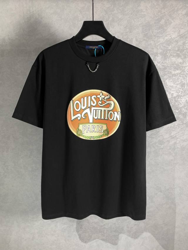 高品质 Louis Vuitton 路易威登 链条标识图案印花圆领短袖T恤 三标齐全 采用冰丝索罗娜面料！前幅发泡工艺 手感非常舒服 Os落肩版型，时尚又个性，
