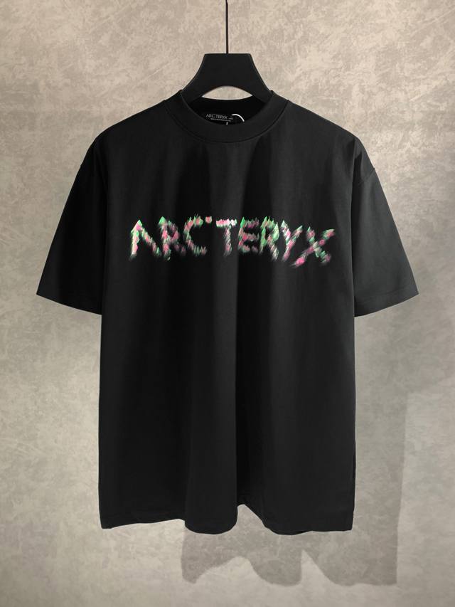 高品质 Arc＇Teryx始祖鸟 手绘涂鸦短袖T恤，面料采用冰丝索罗娜高端布料 前后手绘涂鸦工艺 洗水定型处理 不变形不缩水经典百搭不过时，双肩拉锁链底设计，面