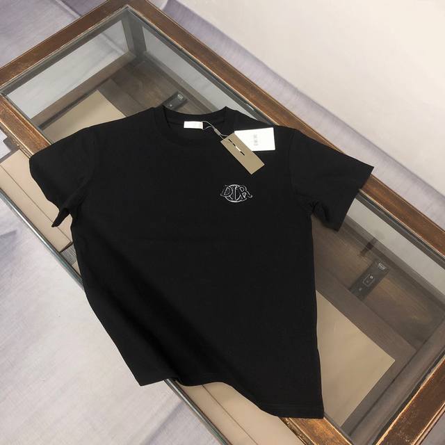 Adi*Or 迪奥 春夏最新款短袖圆领T恤～刺绣Logo精致升级～定制纯棉面料，极为亲肤舒适， 摸上去手感非常的柔软，质感很好，做工细致。完美体现立体感 符合品