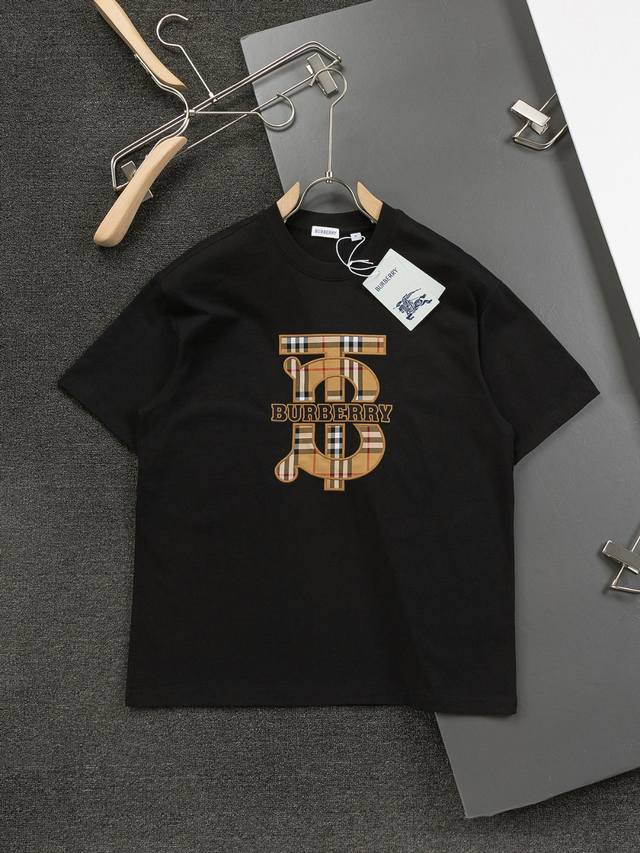 Bbr 新款独家限定 巴宝莉 战马Tb标格纹贴布字母刺绣精美工艺 320克洗水面料T恤作为奢侈界的龙头，B家可谓是当之无愧了，而今天要说的这件作品，首先映入眼帘