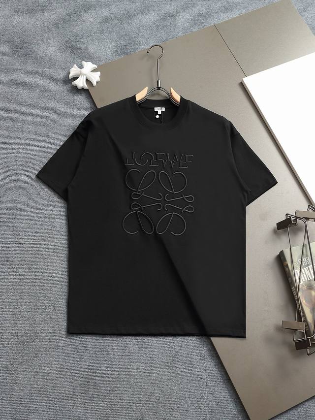 Loewe 25Ss罗意威 最新款 纯色字母错位刺绣 圆领时尚短袖T恤，官网同步，专柜纯棉面料！贴肤舒适，耐看又好穿，经典简约Logo设计，原厂工艺一丝不苟，型
