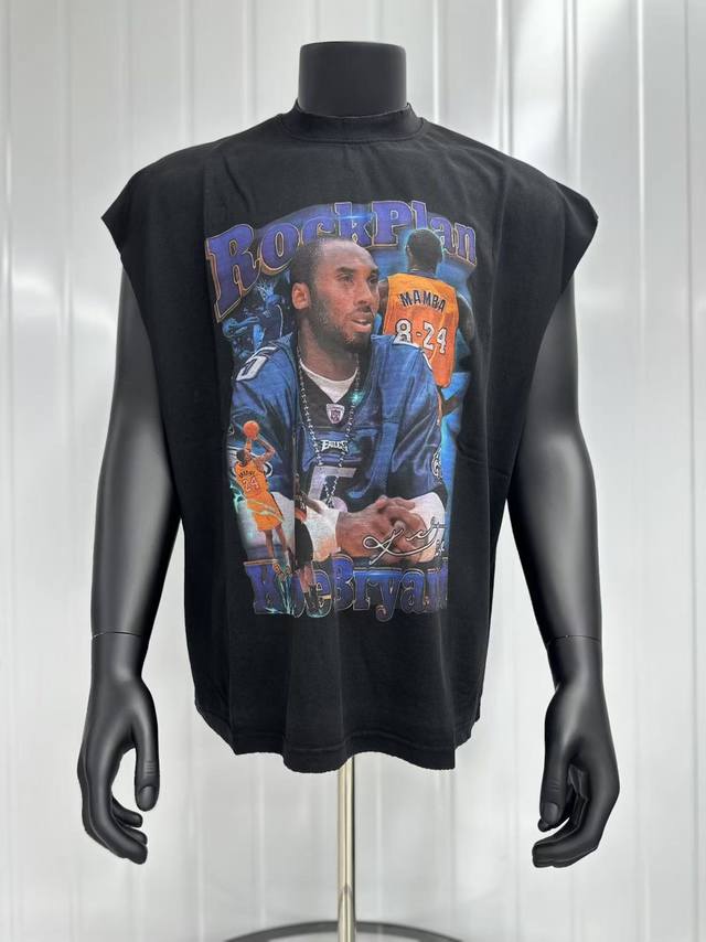 vt022 致敬Kobe Bryant 科比 布莱恩特 永远的黑曼巴纪念限定人像印花水洗做旧坎肩无袖T恤 小领口设计 白墨数码直喷印花 手工磨破工艺 高街复古重