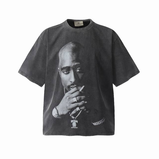 Vt958 图派克Tupac说唱歌手2pac抽烟人像Big Face数码直喷印花复古水洗做旧短袖T恤 小领口设计 白墨数码直喷印花 高街复古重磅做旧水洗Vint