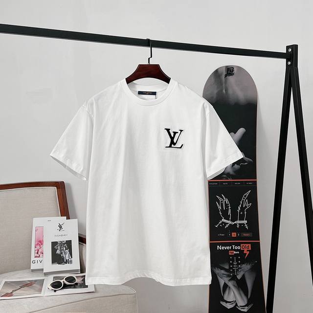 路易威登 Lv切割撞色Logo短袖T恤 电脑定位绣花手工切割剪裁工艺耗时重工 采用32S纯棉双纱平纹面料，克重260G，亲肤持久保型，配套350G螺纹同缸定染无