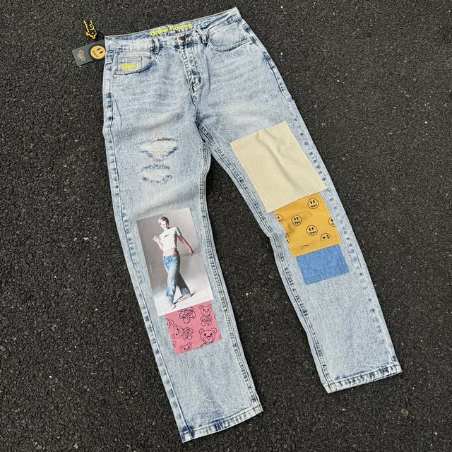 D30 Drew笑脸数码图片贴布拼接牛仔裤比伯同款 原版定制水洗牛仔面料，纯手工破坏工艺 破坏处采用纱卡面料笑脸贴布处理，背后口袋为Cd康压花 裤腿处和腰间刺绣