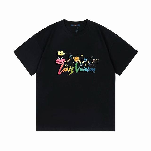 Lv 路易威登 2025新款 趣味七彩蛇形字母Logo 男女同款 短袖T恤 定制260克100％双纱纯棉面料 定染32支双股螺纹 领标吊牌主唛三标齐全 颜色：黑