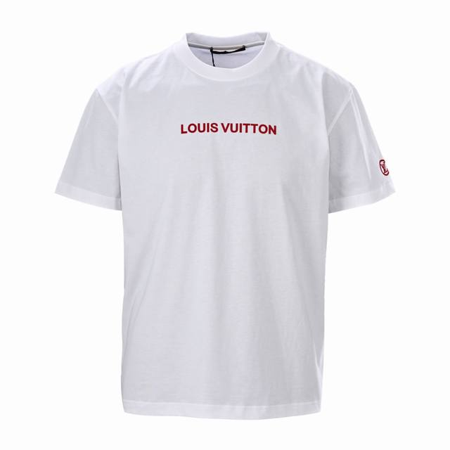 高版本 Louis Vuitton Lv 植绒字母短袖T恤 采用200G纯棉布料，通过静电植绒技术，将超细纤维紧密植入面料，打造出立体绒感表面。 品牌Logo重