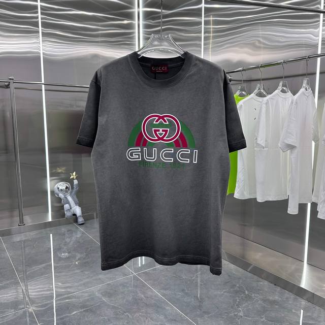 Gu 2025新款 雪花酸洗做旧 刻字模+印花 定制面料 短袖T恤 上身超好看 男女同款 S M L Xl Xxl 五个码 洗水灰 洗水咖 洗水黑