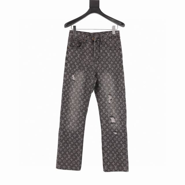 Lv 22Fw 小红人破坏提花牛仔裤 15,500购入Zp操作，1V又一满印提花百搭神裤。面料采用定制老花提花帆布面料，这种面料柔软而坚固耐用，面料做了成衣重工
