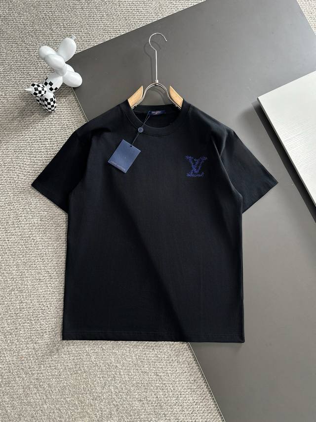 louis Vuitton* 2025春夏款上新 原高版本 驴家Lv 面料采用260克高密度纯棉 不变形 不缩水 工艺介绍：双线走位 前后进口万针精密梵文刺绣