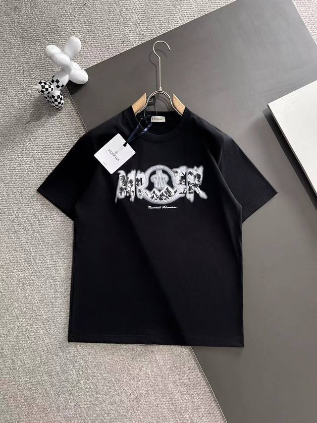 moncler蒙口* 2025春夏款上新 原高版本 蒙口 面料采用260克高密度纯棉 不变形 不缩水 工艺介绍：双线走位 前幅采用特殊工艺擦色＋百灵达万针真空绣