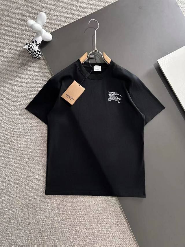 burberry巴宝莉* 2025春夏款上新 原高版本 巴宝莉 战马 面料采用280克高密度纯棉 不变形 不缩水 工艺介绍：双线走位 前后幅采用特殊绣花 绣出战