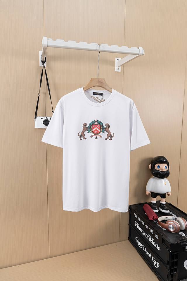挂拍图 顶级版本 Louis Vuitton 路易威登 圆领短袖T恤 三标齐全 采用高克重纯棉面料！ 数码直喷+刺绣+压钻 手感非常舒服 Os落肩版型， 时尚又