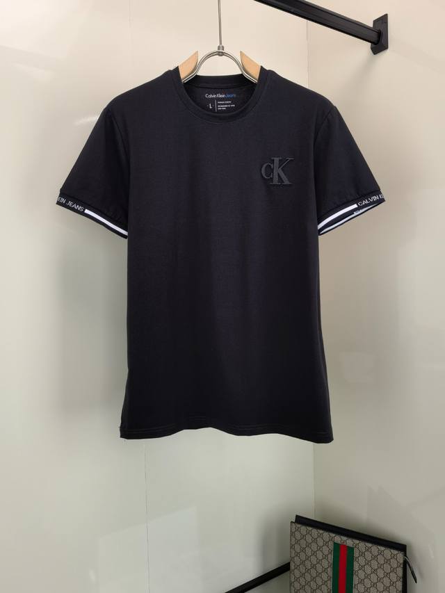 Ck 25Ss新款 T 恤以柔软棉质针织塑造经典直身版型，字母图案不管是T桖还是卫衣都是每年的爆款单品，巧妙致意 2025 春夏秀场的瞩目风范。 码数：M-Xx