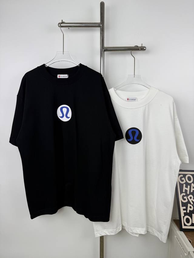 款号X44 Lululemon标识印花圆领短袖T桖 版型大 宽松有型且区别低版本瘦长版型上身拉胯 百分百承诺:顶级品质不做快餐货市面最高版本 顶级品质，280G