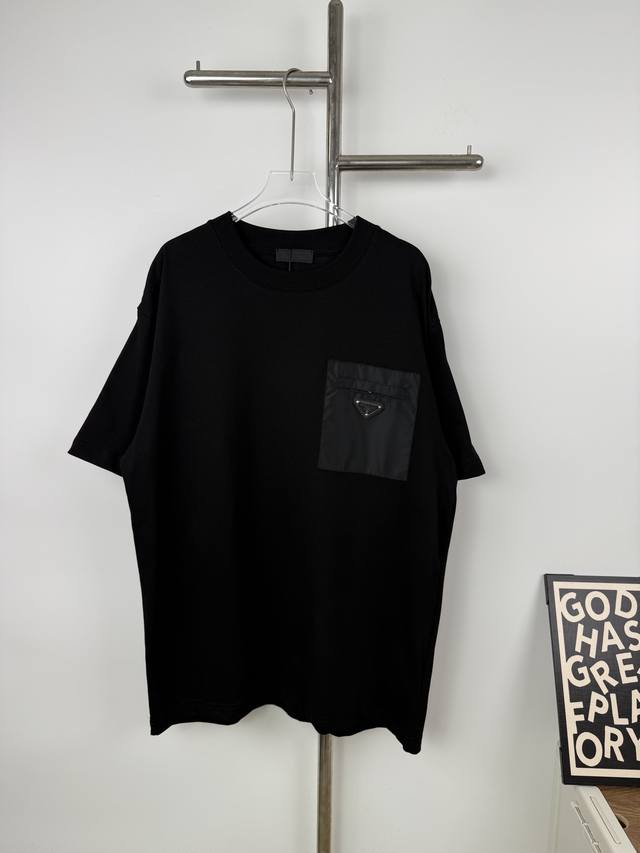 款号X39 prada 普拉达 三角标铭牌口袋短袖T恤 260克双纱爽滑棉 穿着清凉透气.定制原版三角标 精湛做工 原版吊牌水洗包装，双纱平纹面料，水洗预缩+酵