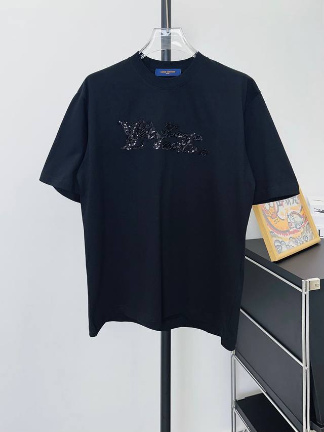 款号：D131 Lv路易威登手工滚珠亮片工艺 短袖T恤 采用280克100%纯棉 精梳双纱面料， 螺纹采用 1*2精棉320克螺纹，硬挺柔软；同缸同染 色差控制