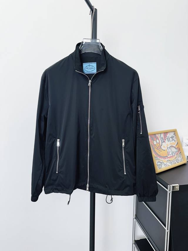款号：D119 prada普拉达袖章外套 版型超正 独家定制面料 辅料 内衬同步原版 手臂徽章五金开模树脂 雕刻 增加整体质感 1:1定做金属拉链头 细节体现品