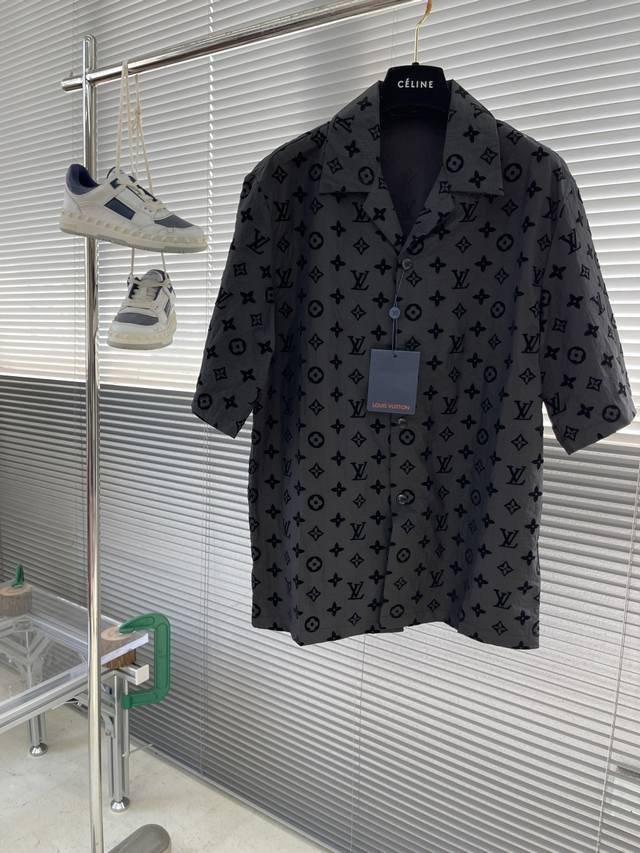 上衣 短裤 -驴牌 25Ss新款桑蚕丝短袖马球衫以 Monogram 提花呈现莹亮波纹质感，再为两侧裤腿点缀针织饰带，可与同款短裤共筑日夜皆宜的学院风造型。Ma