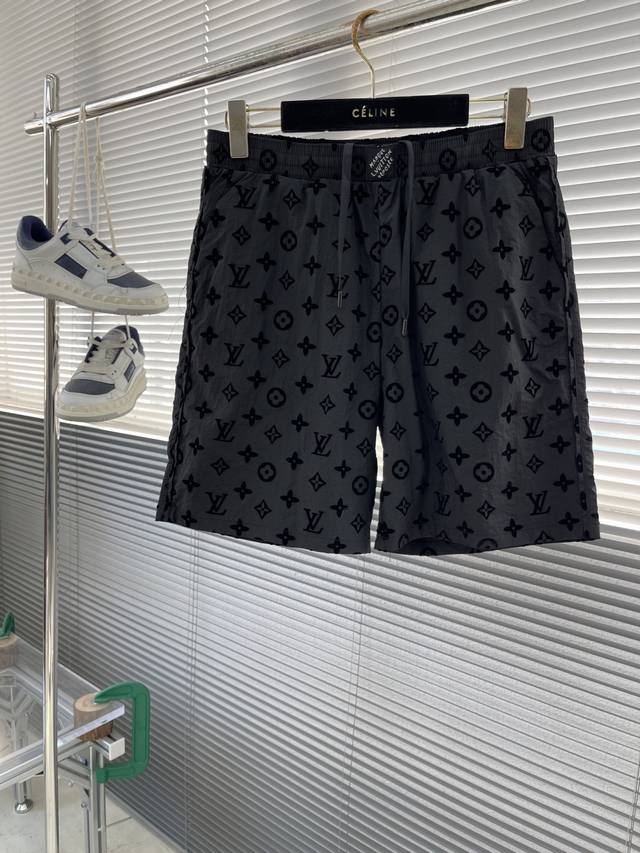 上衣 短裤 -驴牌 25Ss新款桑蚕丝短裤以 Monogram 提花呈现莹亮波纹质感，再为两侧裤腿点缀针织饰带，可与同款短袖马球衫共筑日夜皆宜的学院风造型。Ma