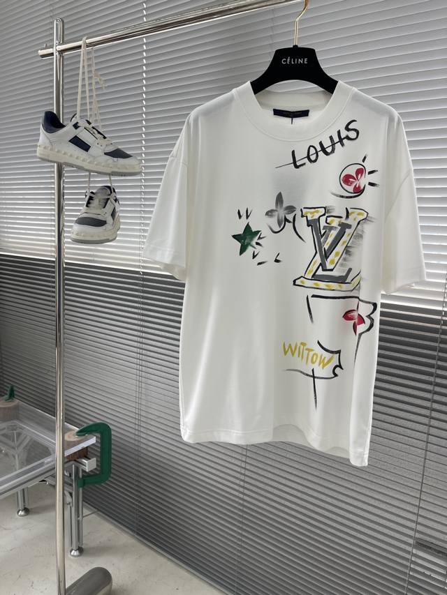 25Ss夏季新款手绘短袖T恤！ 每一件都是纯手工画制而成.独特的Logo 个性艺术系列全网独家首发 百搭款细节处理完美240克纯棉面料十分精致 原版面料 网红明