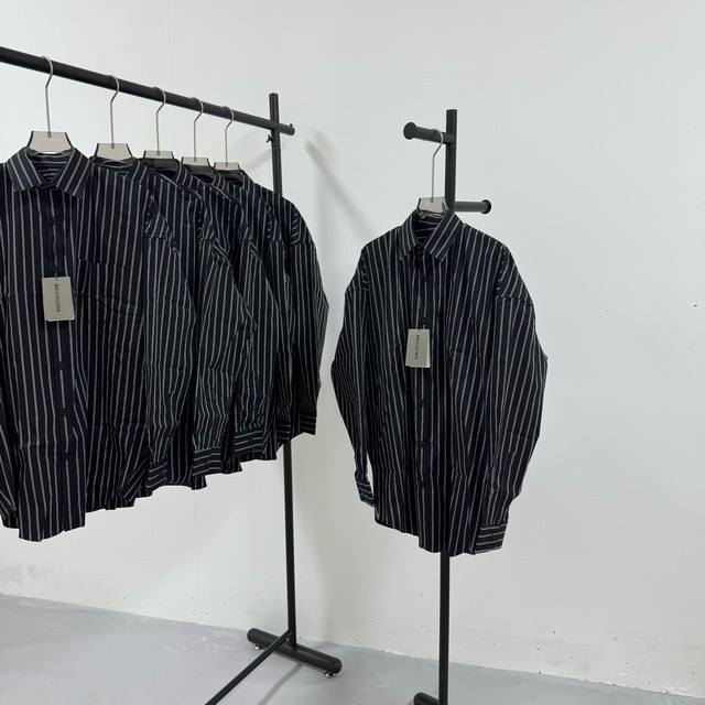 06# Balenciaga 巴黎世家 官网同步 黑条纹后幅红色印花Logo 色织男女同款长袖衬衫 辅料扣子均为原版定制 -不上过多吹牛的文案 直接上图上细节