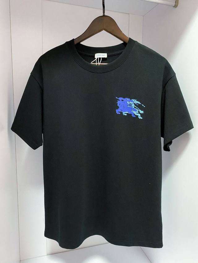 巴宝莉 2025Ss 重叠战马字母印花 大Logo经典识标印花精致升级 灵感源自八十年代复古 原版面料 官方同款 短袖T恤 定制310克同缸染面料 手感非常舒服