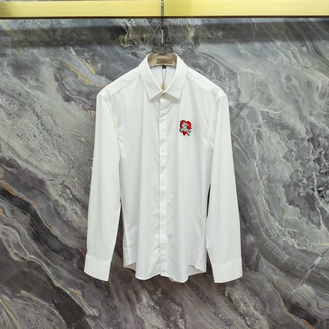 巴宝莉 Burberry 2025春夏新款长袖 衬衫 衬衣，高端版本！专柜定制面料 透气舒适度高，细节无可挑剔，品牌元素设计理念，体现高品质。手感细腻柔软！呈现