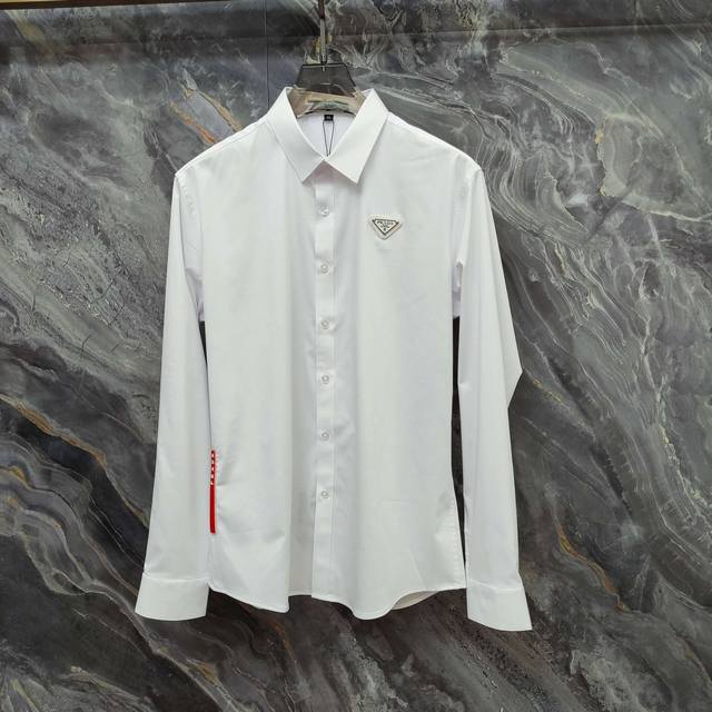 普拉达 prada 2025Ss新款长袖 衬衫 衬衣，高端版本！专柜定制面料 透气舒适度高，细节无可挑剔，品牌元素设计理念，体现高品质。手感细腻柔软！呈现休闲裁