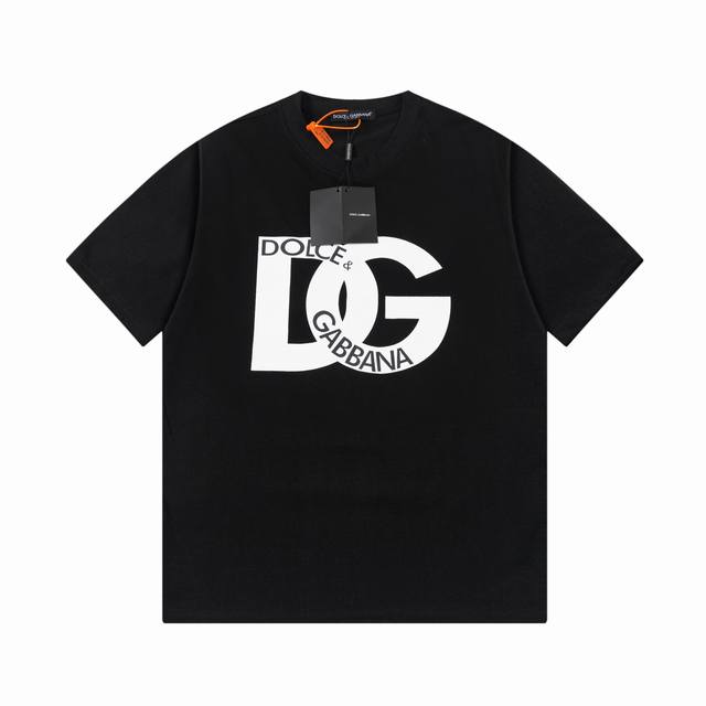款号H13 杜嘉班纳Dg 新款印花短袖T恤 ，高品质纯棉洗水手感，前片高浆印花.尼龙纯棉面料舒适柔软，还原特殊工艺带来的潮流，定制定染 ，三标齐全 非市场普通版