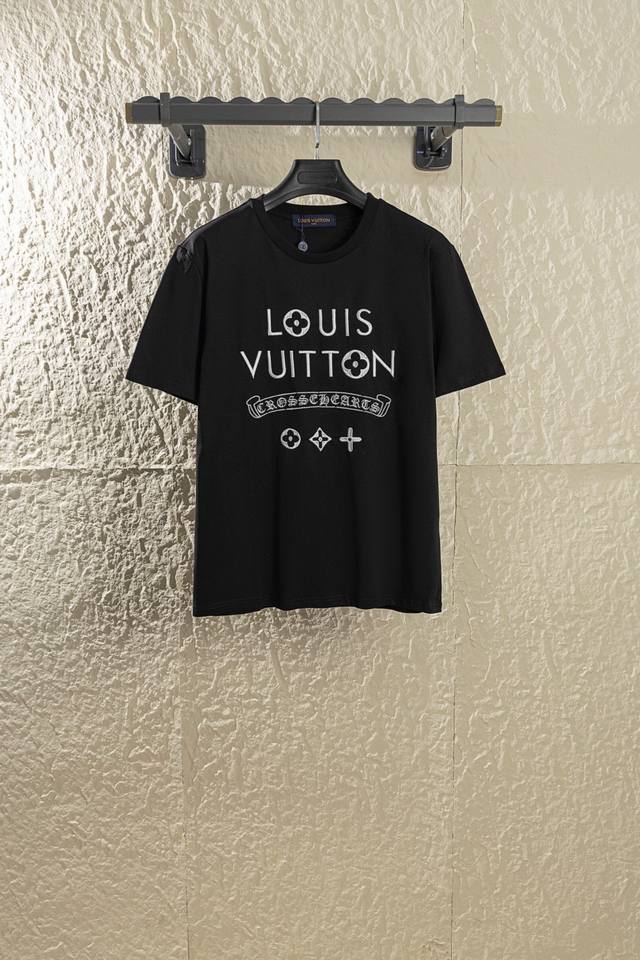 款号Q12 Chrome Hearts X Louis Vuittons 联名限量款短袖T恤秀场限定。 克罗心跟Lv两个奢饰品牌首次合作，轰动了整个奢饰界，也是