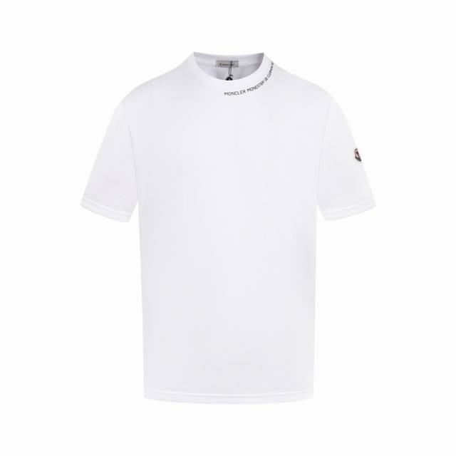 款号C12 Moncler 蒙口新款标志性字母Logo 章仔Logo手臂 Moncler标识点缀于领口 仿佛艺术家的灵魂印记 辨识度拉满 低调中蕴含着无尽的故事