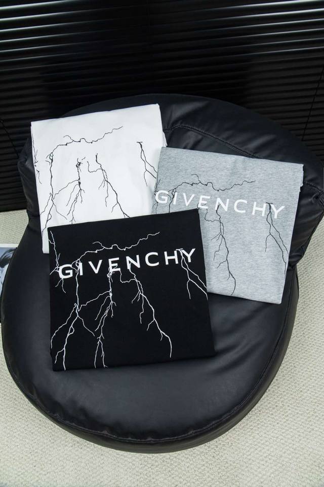顶级版本-款号W32 Givenchy纪梵希 新款字母闪电印花短袖T恤 被称为法国时装界的绅士的Givenchy的风格所在 1952年纪梵希这个品牌在法国正式诞