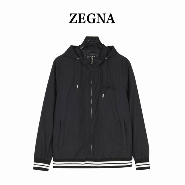 Zegna 杰尼亚 简约轻薄外套 贸易渠道稀出，海外精品限量销售。户外风衣产品的典范，全身暗纹的商标彰显品牌辨识度。这款夹克兼备温暖且轻盈的特质。 最新款专柜同