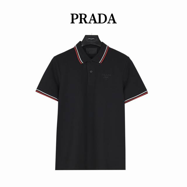 prada 普拉达 25Ss撞色条纹胸前刺绣Logo短袖polo衫 官网同步，原版品质欢迎对比。这款珠地布短袖polo衫结合经典线条和细节设计，采用撞色条纹点缀