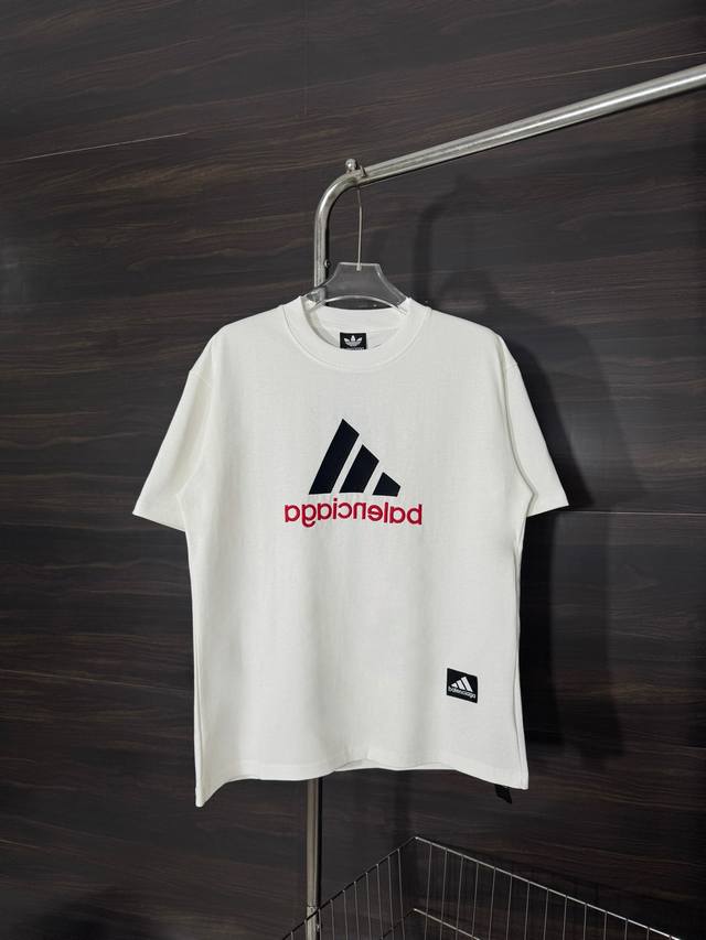 款号：He240 阿迪Adidas-巴黎Balenciaga联名双面刺绣圆领短袖 面料采用280克双股双纱纯棉面料，手感舒适柔软，上身舒适透气，领口采用同缸同色