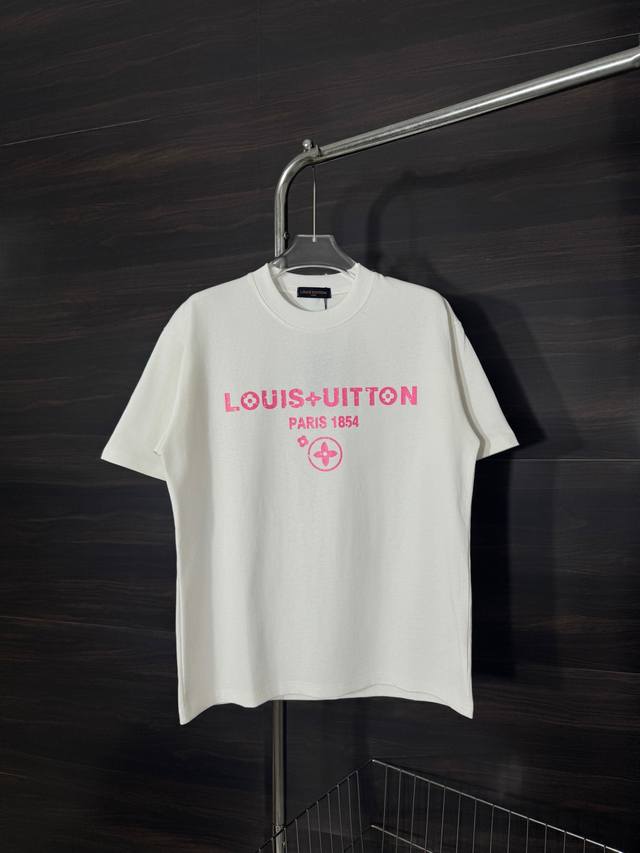 款号：He222 Louis Vuitton-路易威登胸前印花圆领短袖 面料采用280克双股双纱纯棉面料，手感舒适柔软，上身舒适透气，领口采用同缸同色罗纹，不紧