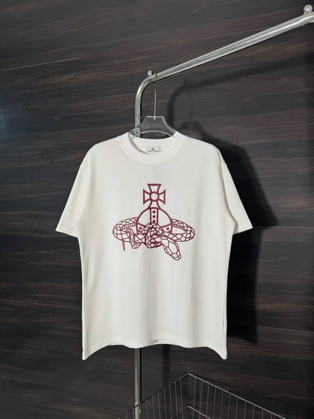 款号：He219 Vivienne West Wood-西太后蛇年限定圆领短袖 面料采用280克双股双纱纯棉面料，手感舒适柔软，上身舒适透气，领口采用同缸同色罗