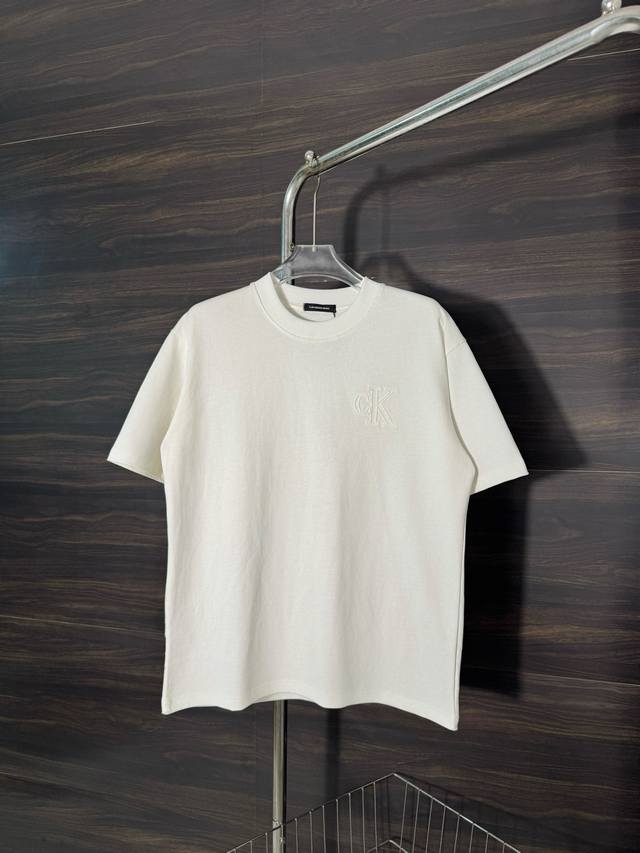 款号：He218 Calvin Klein-Ck25新款背后大标刺绣圆领短袖 面料采用280克双股双纱纯棉面料，手感舒适柔软，上身舒适透气，领口采用同缸同色罗纹