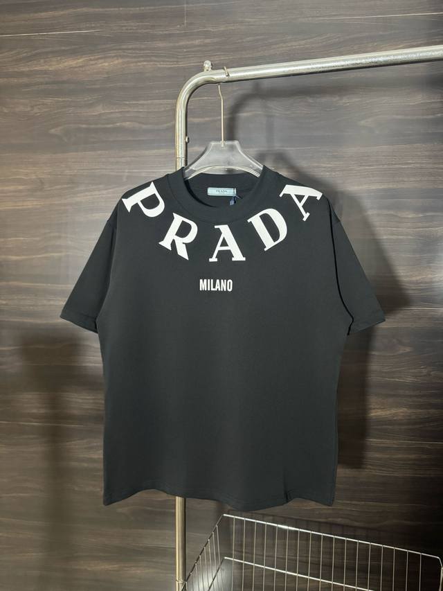 款号：He212 prada-普拉达胸前字母印花圆领短袖 面料采用280克双股双纱纯棉面料，手感舒适柔软，上身舒适透气，领口采用同缸同色罗纹，不紧绷，不变形，胸