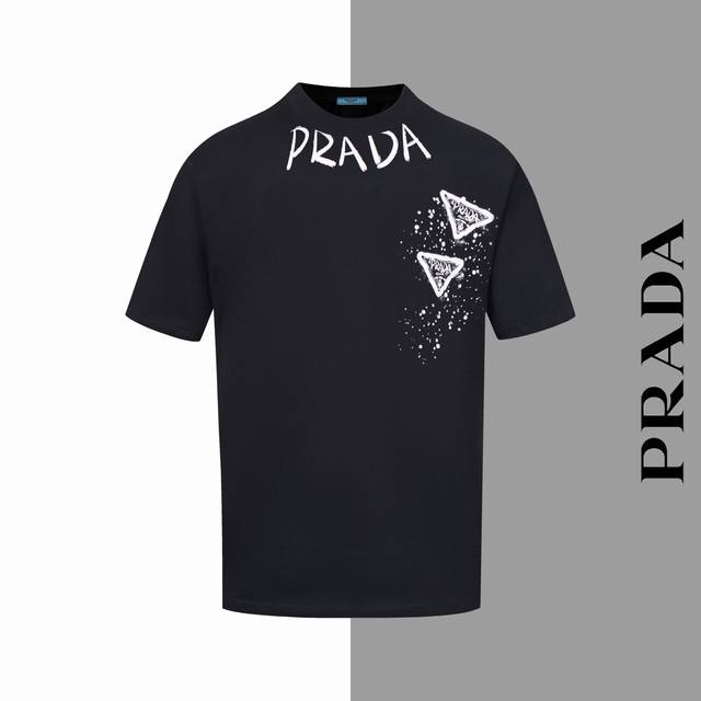 款号#Z77 普拉达字母多标三角印花圆领短袖 prada官网一致款式 面料：32支双纱280克纯棉面料 同缸同色织染螺纹 颜色一致 工艺：进口机器白墨直喷印花