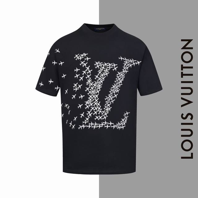 款号#Z48 Lv飞机大标印花圆领短袖 Louisvuitton官网一致款式 面料：32支双纱280克纯棉面料 同缸同色织染螺纹 颜色一致 工艺：进口机器白墨直